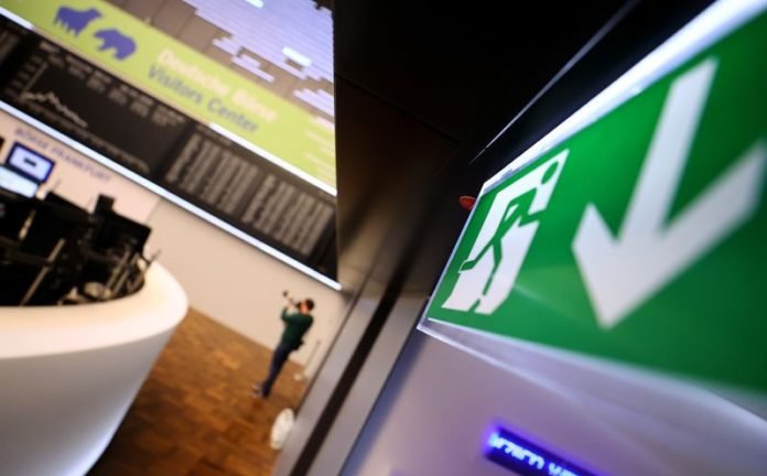 Acciones europeas cierran con pérdidas, incertidumbre por virus borra ganancias iniciales