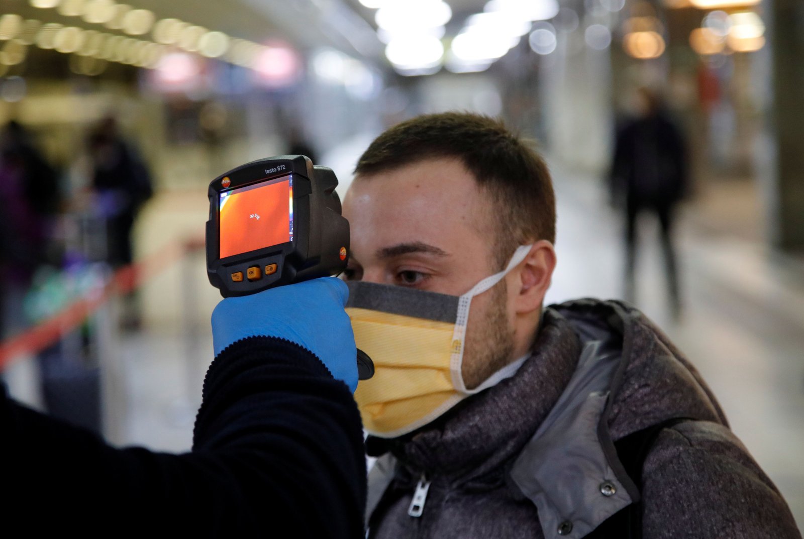 Alrededor del mundo, numerosso gobierno tomaron la decisión de suspender diversas actividades (REUTERS/Ciro De Luca)