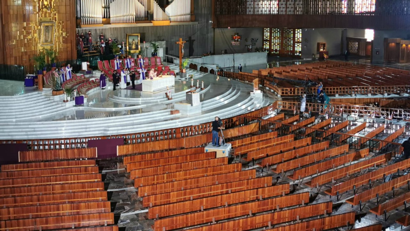 La Basílica de Guadalupe se muestra vacía durante la misa dominical ante la crisis del COVID-19 (Foto: Twitter / @DesdeLaFeMx)