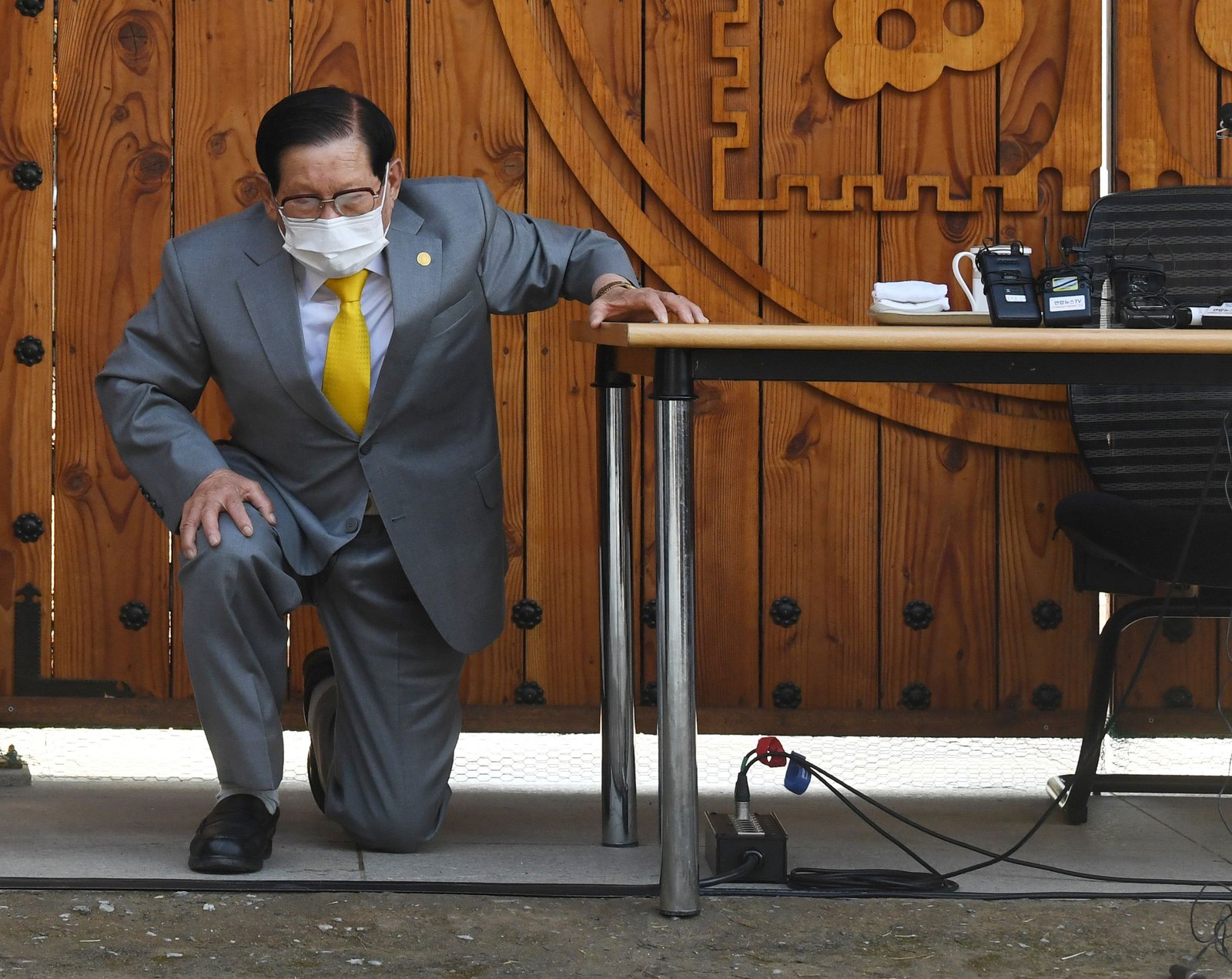 Lee Man-hee se arrodilla durante la conferencia de prensa en la que pidió disculpas por el contagio (Yonhap via REUTERS)