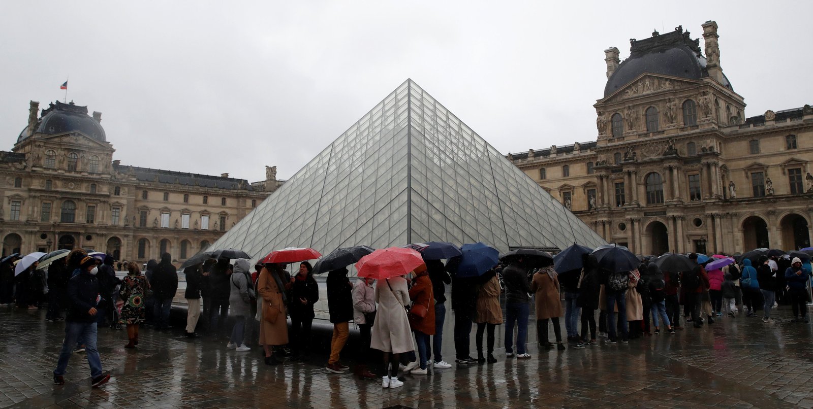 Una multitud esperaba entrar al Museo del Louvre antes que se informe que no abriría sus puertas este domingo como medida de prevención (REUTERS/Gonzalo Fuentes)