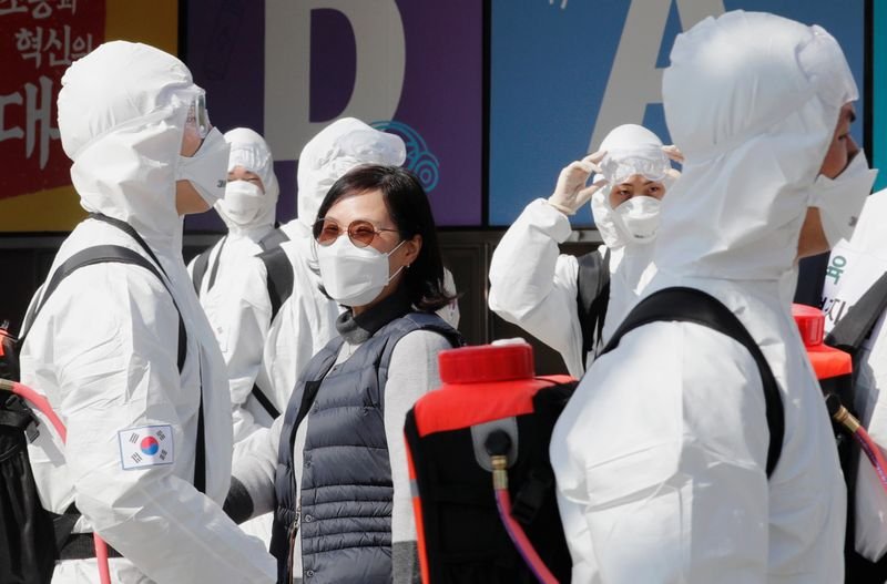 Soldados surcoreanos con trajes y mascarillas protectoras sanitizan Daegu (REUTERS/Kim Kyung-Hoon)