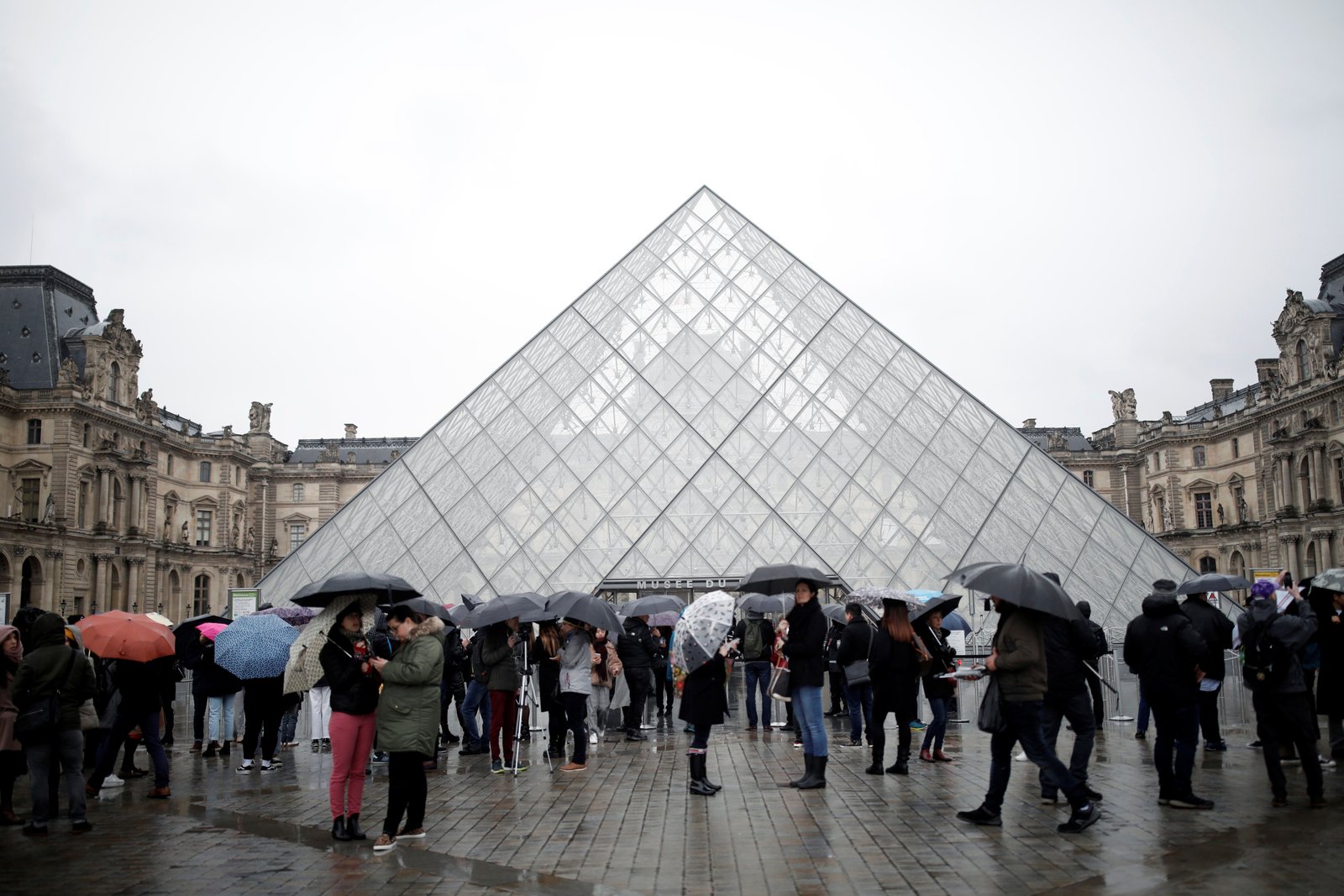 El Louvre permanece cerrado desde el domingo (Reuters)