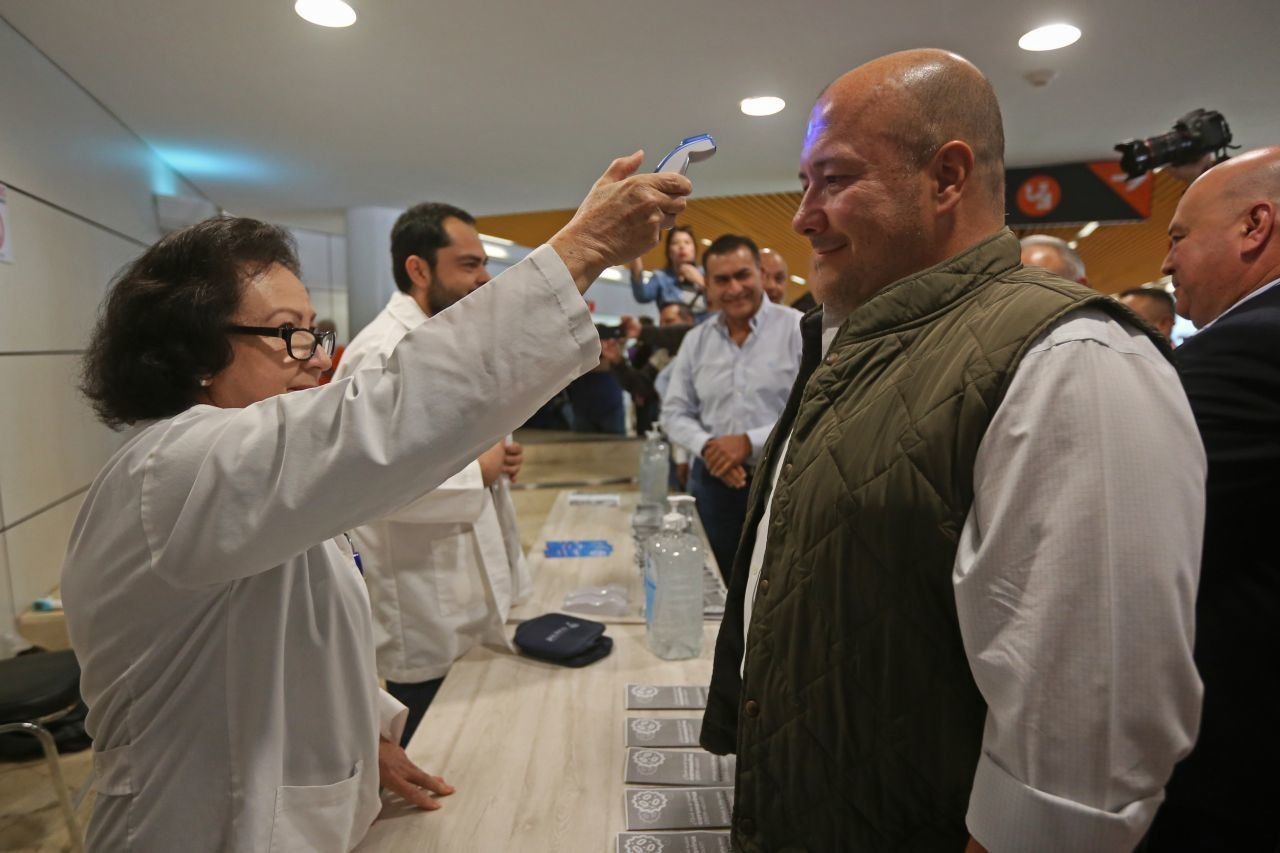 El gobernador Enrique Alfaro se mostró se mostró accesible con los médicos (Foto: Fernando Carranza García / Cuartoscuro)