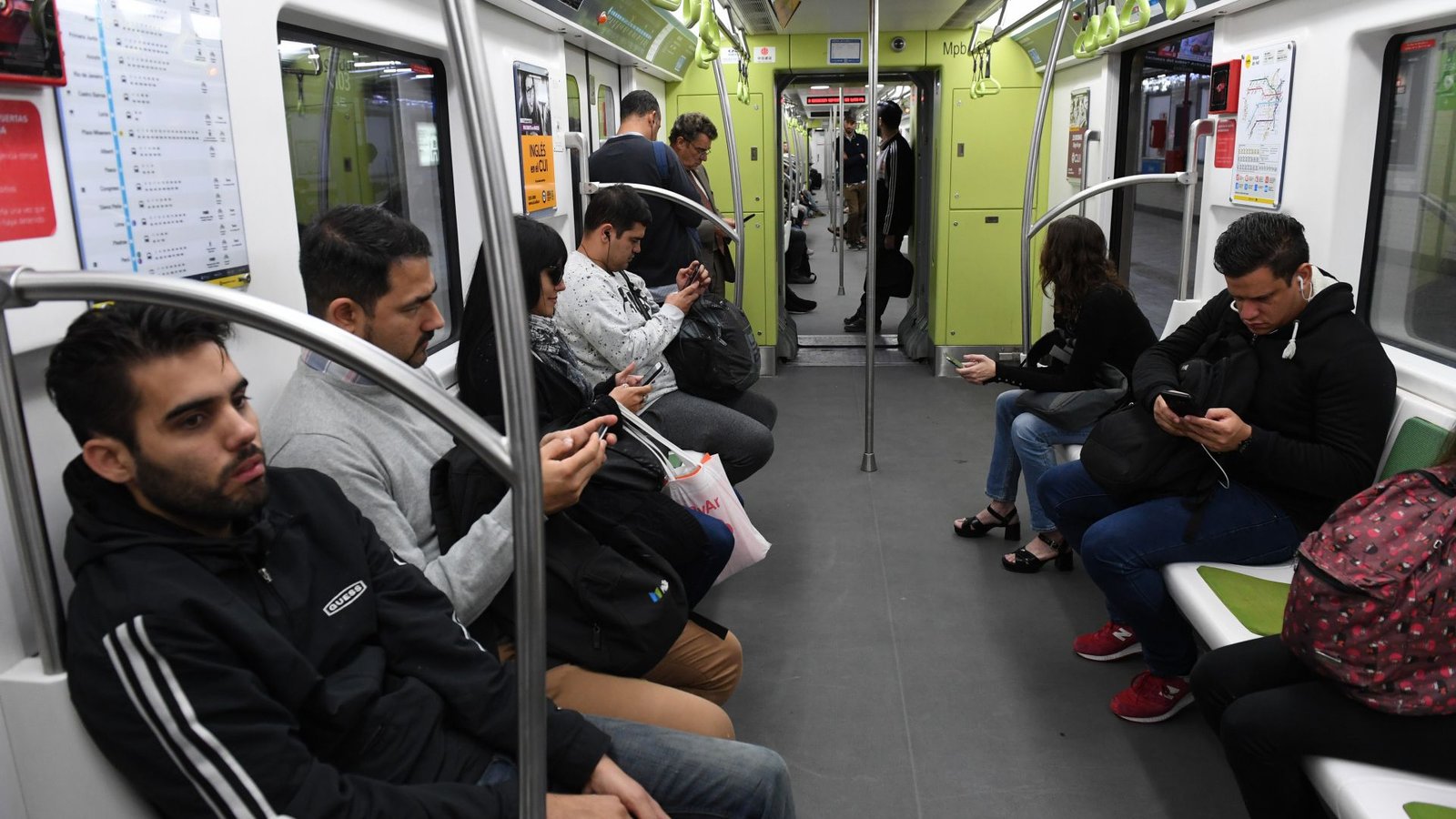 En las redes sociales usuarios denunciaron que pese a que está impedido en subtes y trenes viajaron pasajeros parados (Maximiliano Luna)