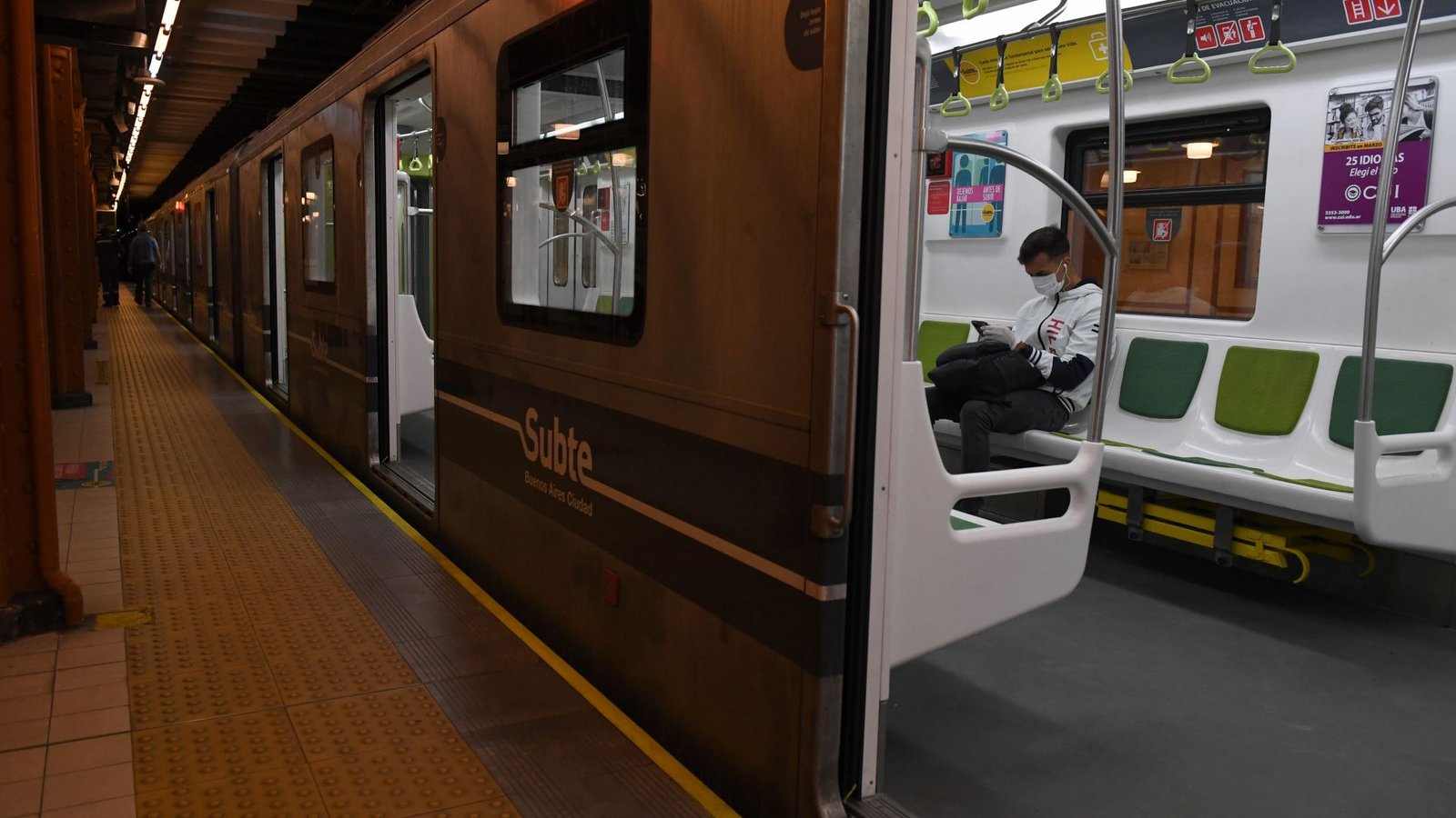 Postal de un vagón del subterráneo desolado (Maximiliano Luna)