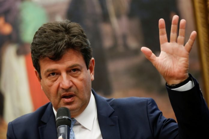 El ministro de Salud de Brasil contradijo a Bolsonaro y aconsejó seguir las recomendaciones de los estados para la prevención contra el coronavirus