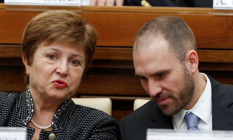 La directora del FMI Kristalina Georgieva se comprometió hoy a seguir trabajando con el el ministro de Economía argentino Martín Guzmán