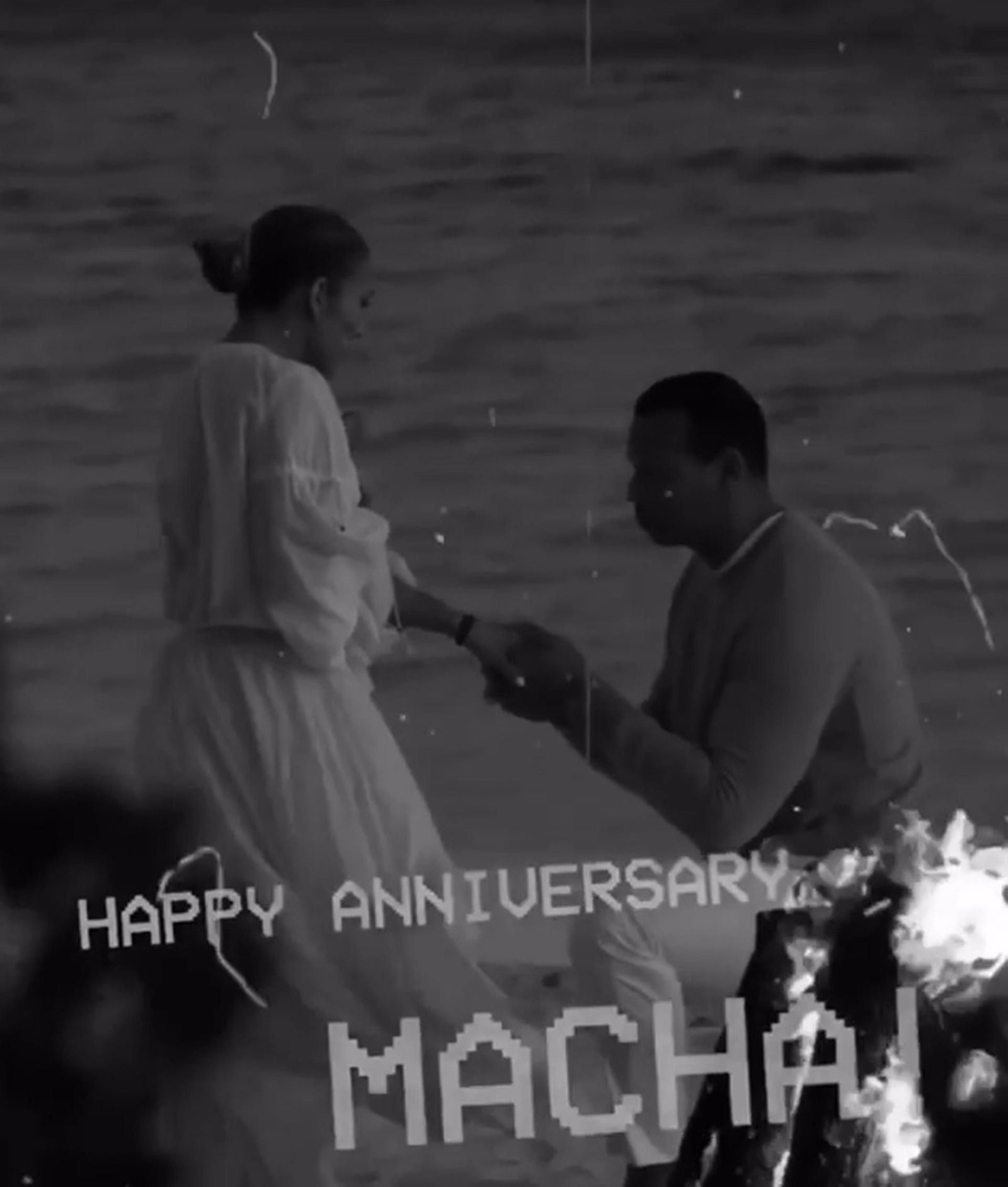 La pareja celebró el romántico momento en que se comprometieron. (Foto: captura de pantalla)