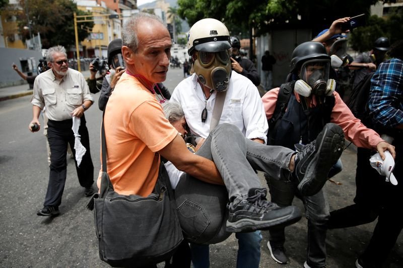 Un manifestante herido durante una protesta en Caracas, Venezuela, 10 de marzo de 2020. REUTERS/Manaure Quintero