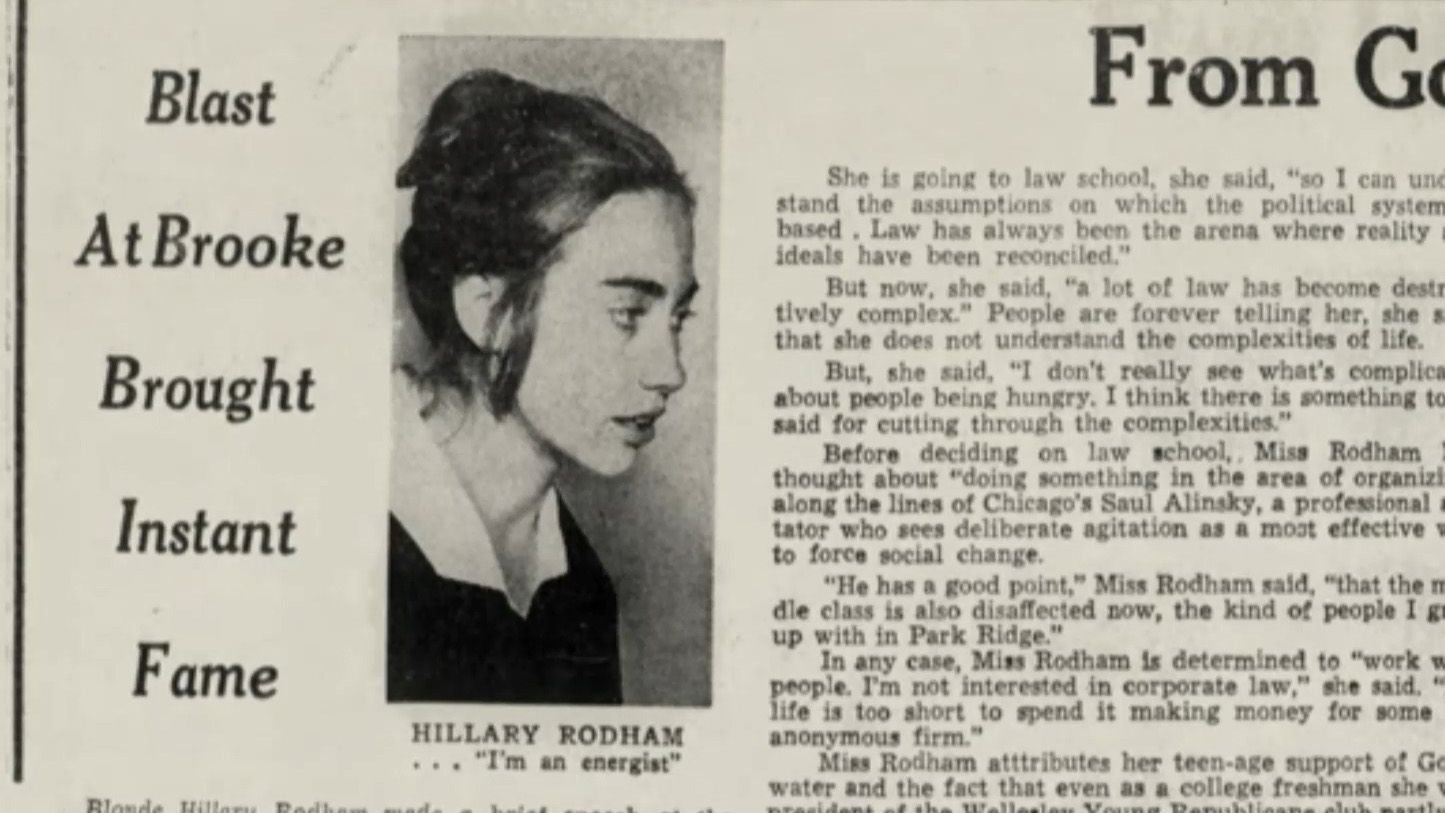HIllary Clinton llegó a los medios por primera vez cuando, como graduada universitaria, objetó un discurso sexista del senador por Massachusetts Edward Brooke.