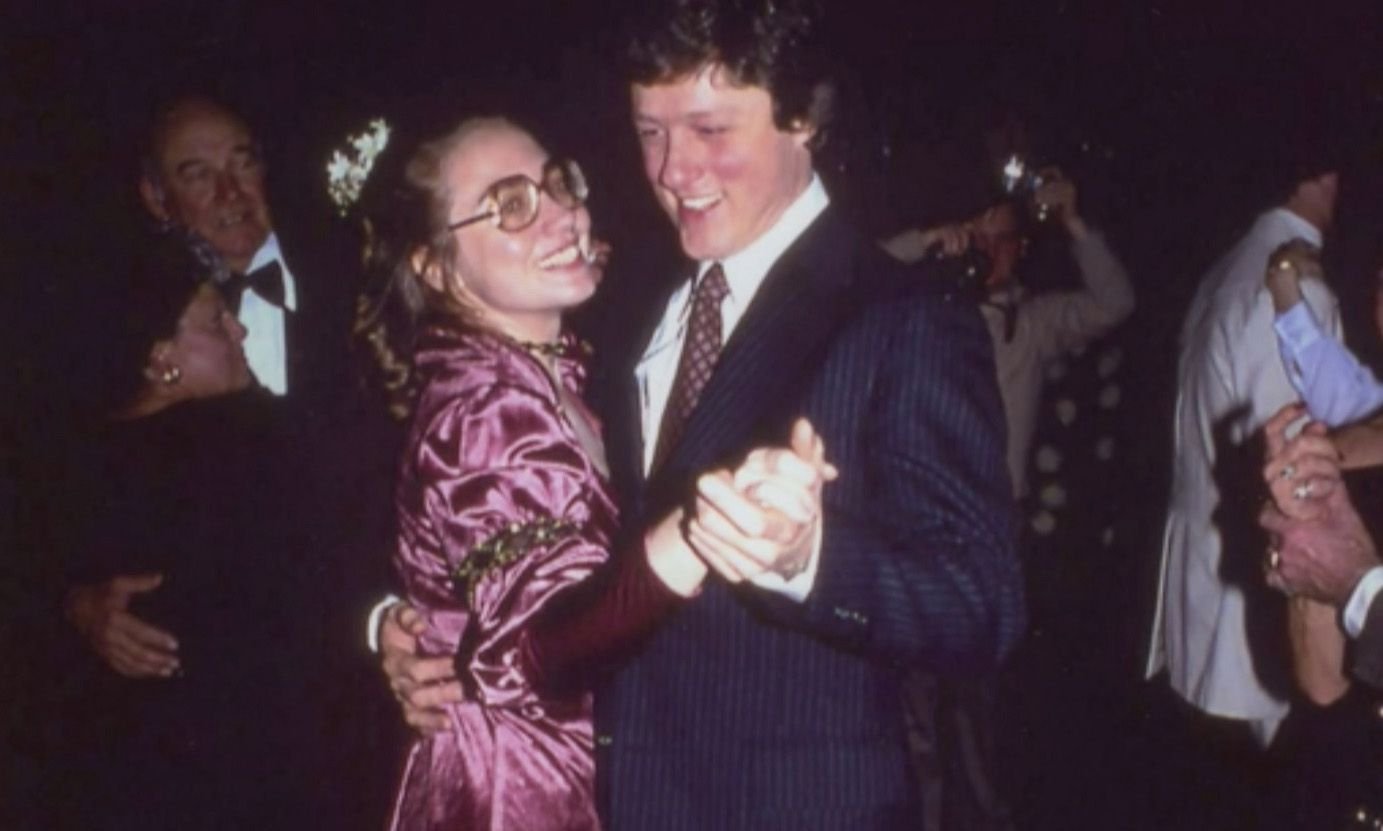 Sin renunciar a sus ambiciones, Hillary Rodham siguió a Bill Clinton hasta Arkansas, donde él planeaba una carrera política.