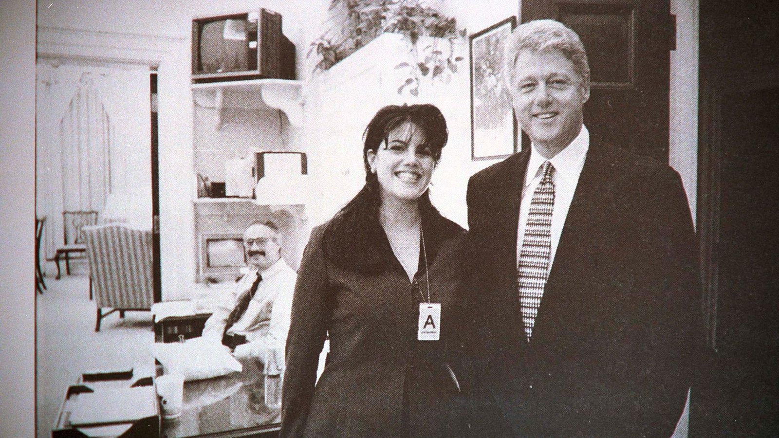 El presidente de los Estados Unidos, Bill Clinton, con la becaria de la Casa Blanca Monica Lewinksy. (Globe Photos/Mediapunch/Shutterstock)
