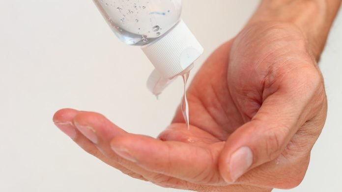 Para garantizar el alcohol en gel y otros productos esenciales, el Gobierno aplicará la ley de Abastecimiento también a pymes y pequeños comercios