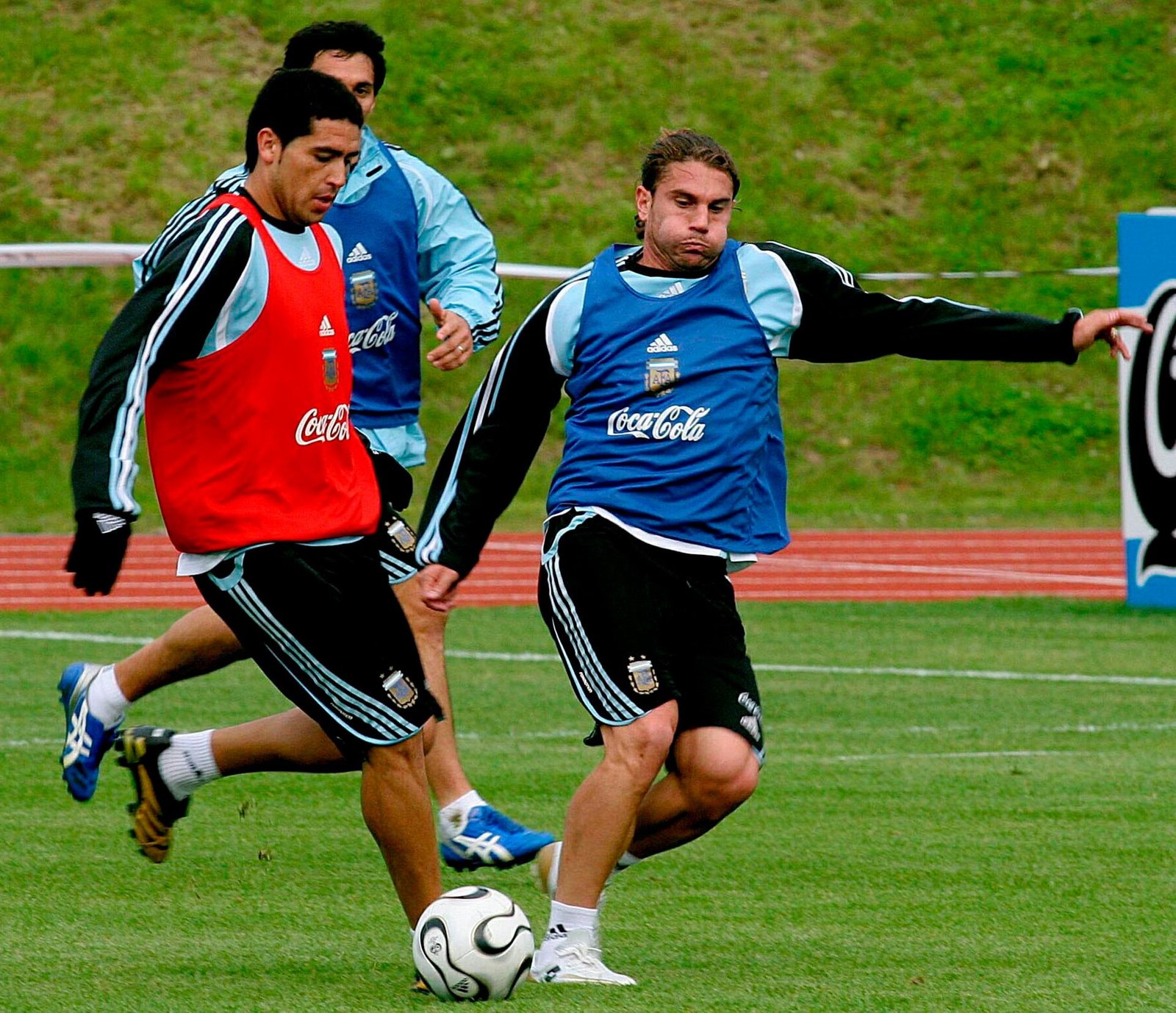 Cufré marca a Riquelme en un entrenamiento con la Selección (FotoBaires)