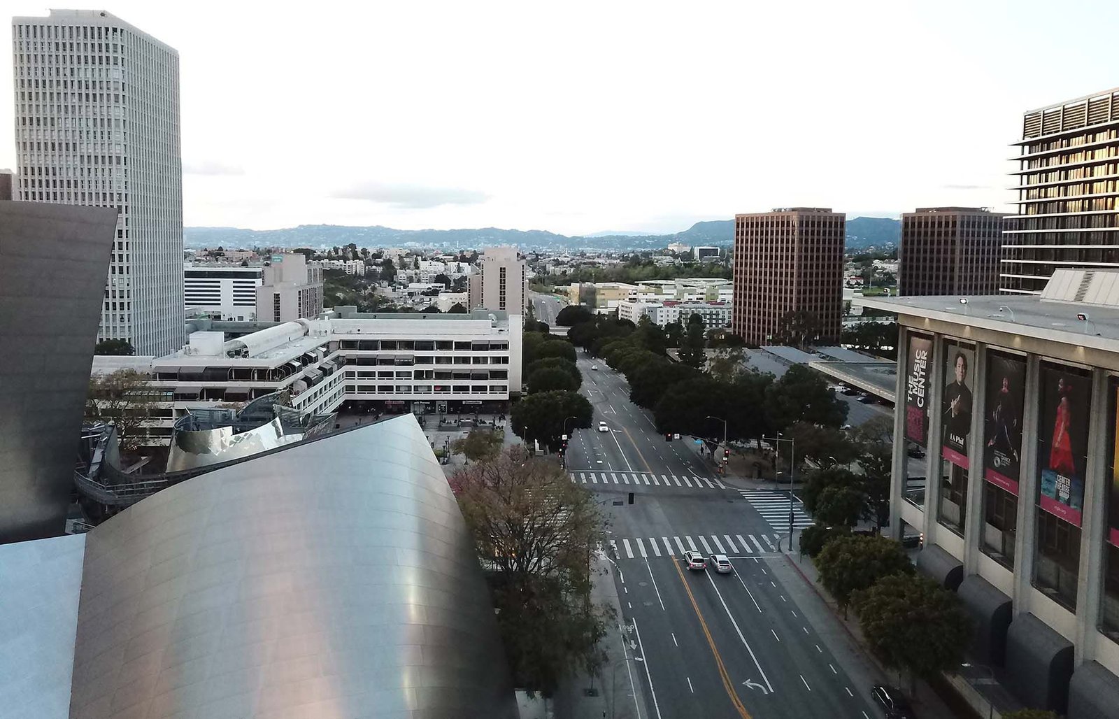 El centro de Los Angeles, California, a la horr habitual del mayor tránsito de regreso a los hohgares. 