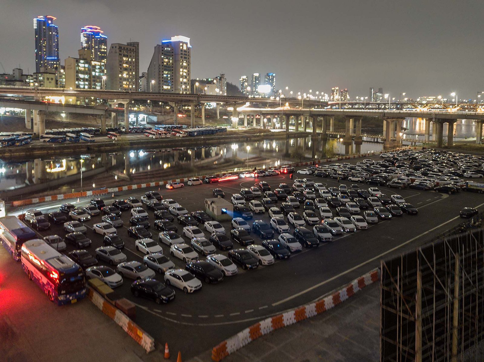 Mientras las salas de cine están cerradas, los autocines de Seúl, Corea del Sur, vieron explotar su concurrencia. (AFP)