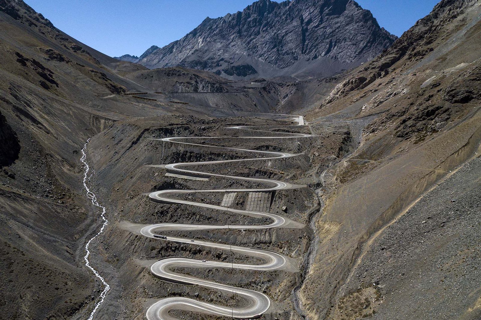 Vista area del Paso nternacional Los Libertadores en los Andes entre Chile y Argentina, una ruta habitualmente llena de autos y camiones.(AFP)