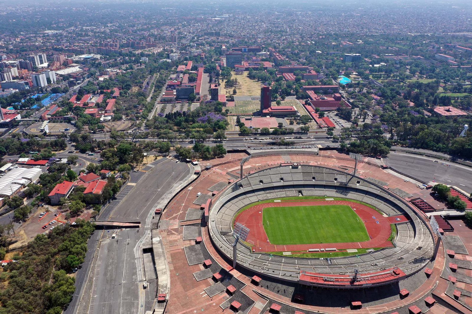 El estadio Olimpico Universitario de la ciudad de México y sus calles aledañas. 