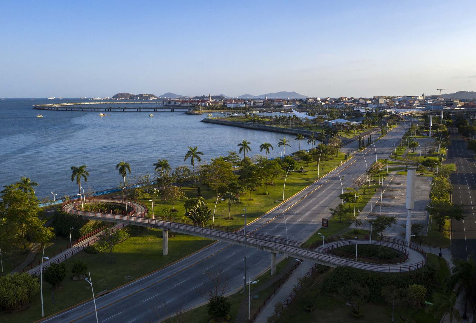 Una autopista vacía en la ciudad de Panamá.