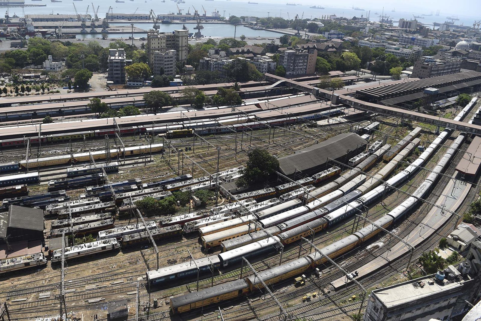 Trenes estacionados en la terminal de Chhatrapati Shivaji Maharaj durante el toque de queda en Mumbai, en la India el 22 de marzo 