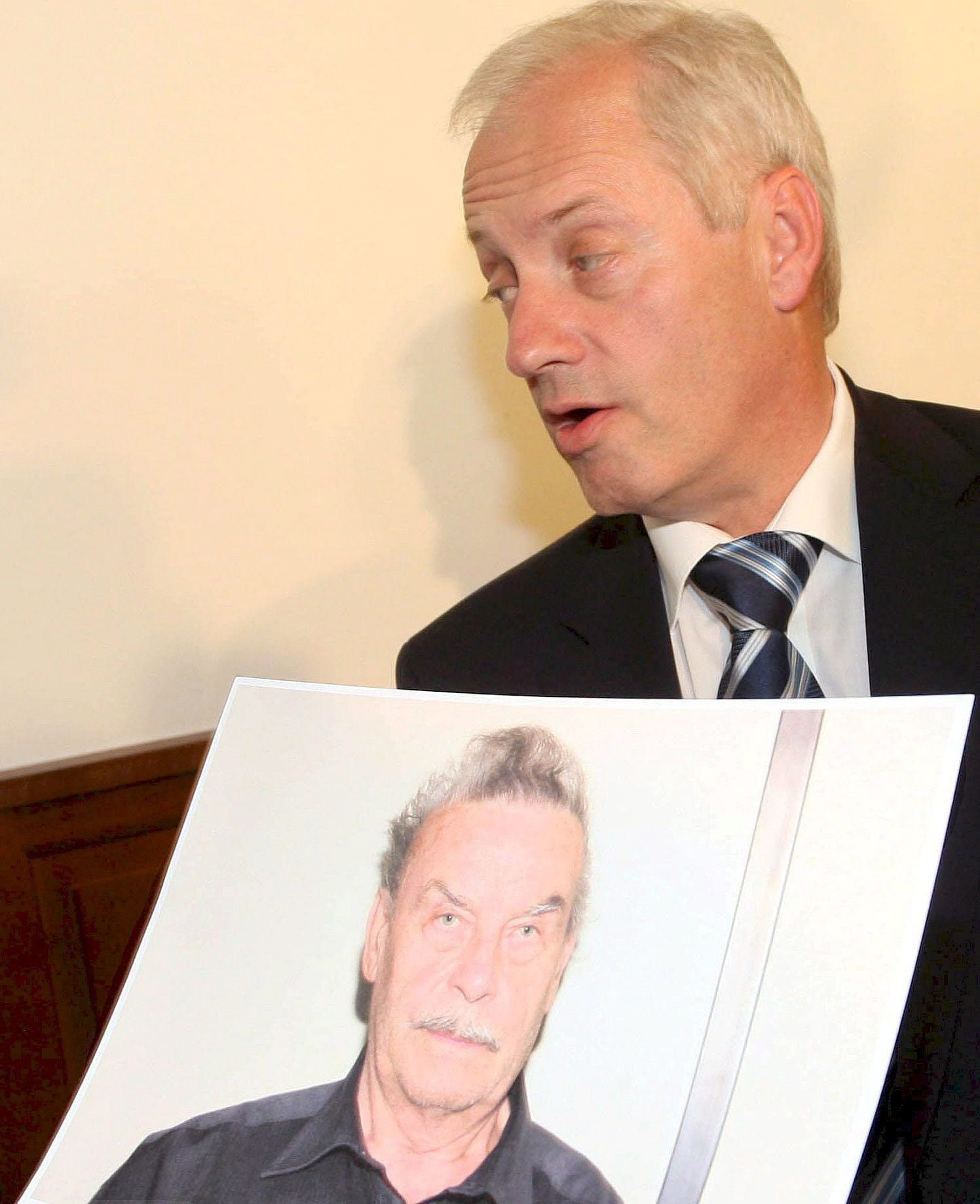 Imagen de archivo en la que el jefe de la policía del estado federado de Baja Austria, Franz Polzer, muestra una imagen de Josef Fritzl, quien confesó haber encerrado a su hija durante 24 años, en los que la golpeó, violó y tuvo siete hijos con ella. EFE/Markus Leodolter