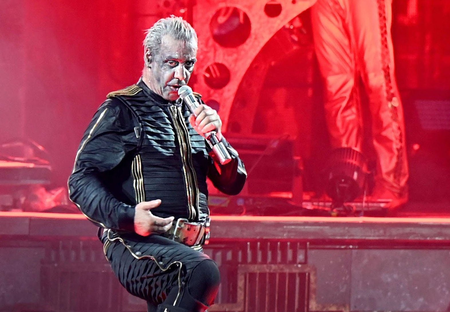18/06/2022 FILED - 18 June 2022, North Rhine-Westphalia, Duesseldorf: Till Lindemann, lead singer of the German metal band Rammstein, performs on stage as part of the German tour for the album "Zeit". Lawyers for Till Lindemann say they will take legal action against those alleging he committed crimes against women. Photo: Malte Krudewig/dpa SOCIEDAD INTERNACIONAL Malte Krudewig/Dpa 