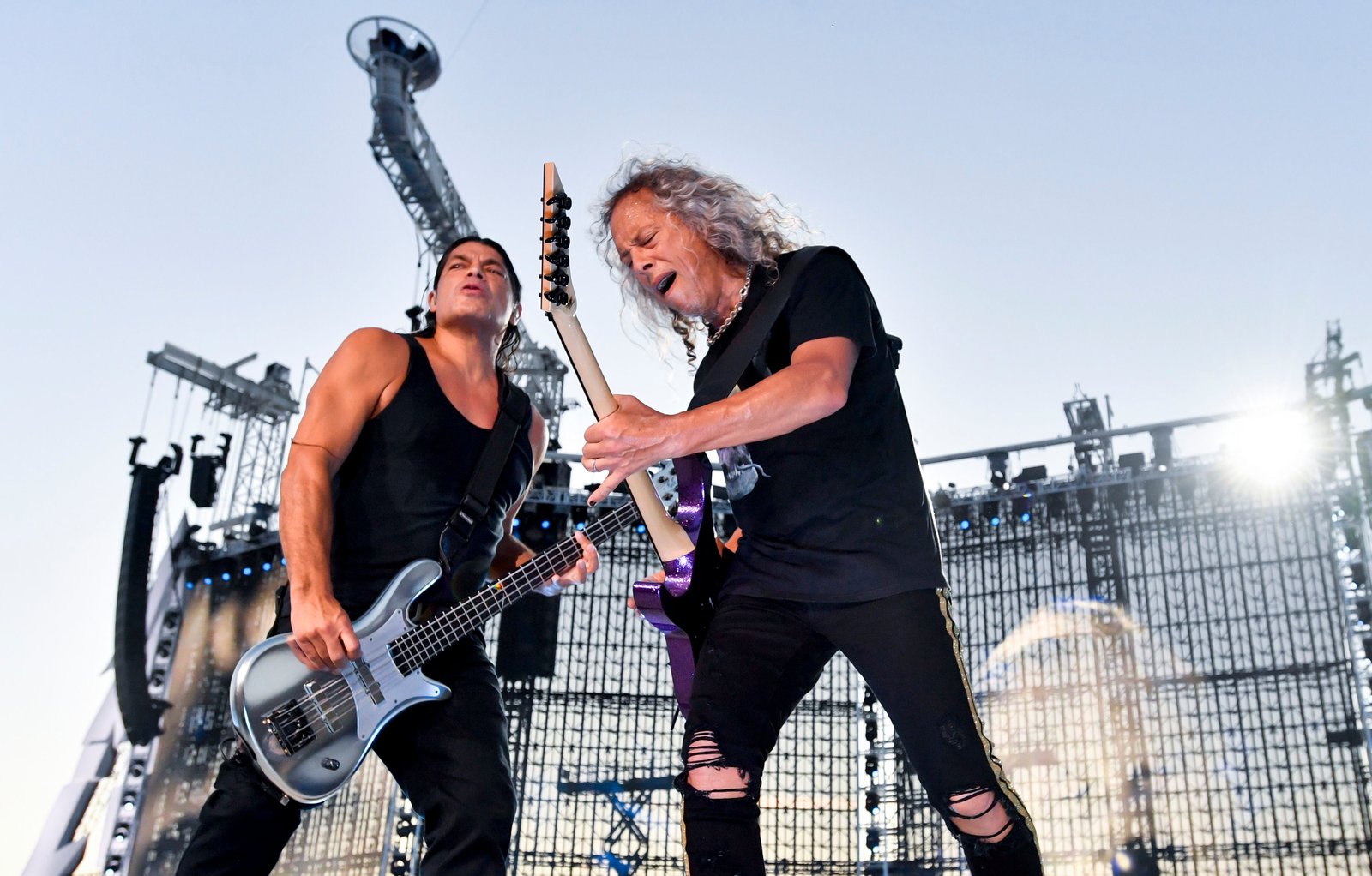 18/08/2019 18 August 2019, Czech Republic, Prague: American guitarists Robert Trujillo (L) and Kirk Hammett of the American heavy metal band Metallica perform on stage during a concert as part of their WorldWired Tour. Photo: Vít ?imánek/CTK/dpa CULTURA INTERNACIONAL Vít ?imánek/CTK/dpa 