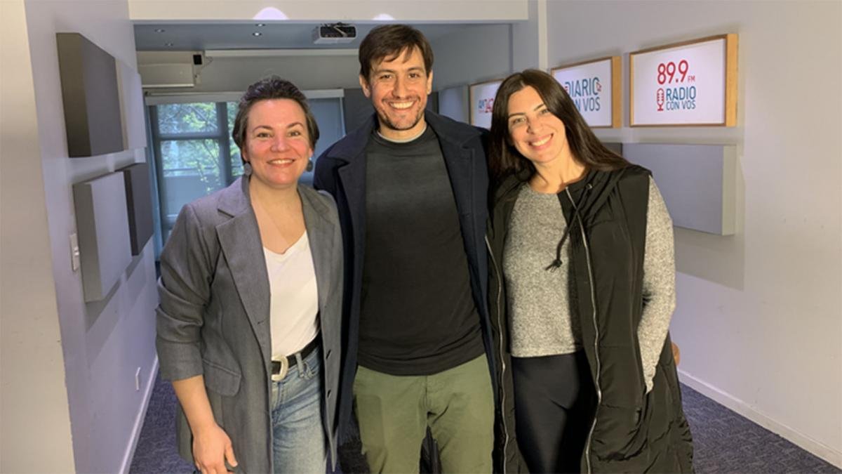 Las autoras junto a Jairo Stracchia quien comparte con Segovia la conduccin de Buenas tardes China por Radio con Vos Foto gentileza Beln Bada