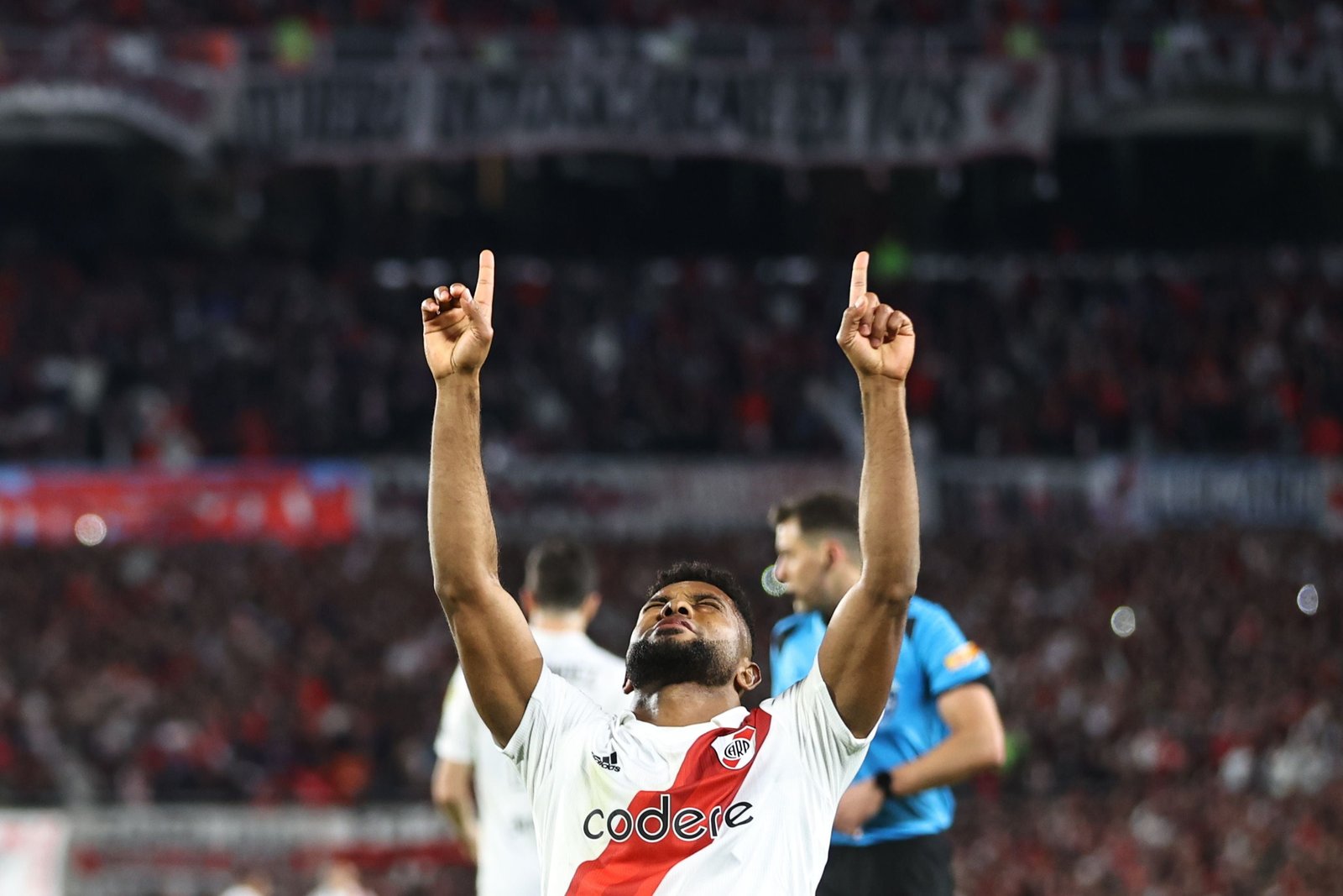 El colombiano Miguel Borja de River Plate llega con mejor actualidad que su connacional - crédito Juan Ignacio Roncoroni/EFE 