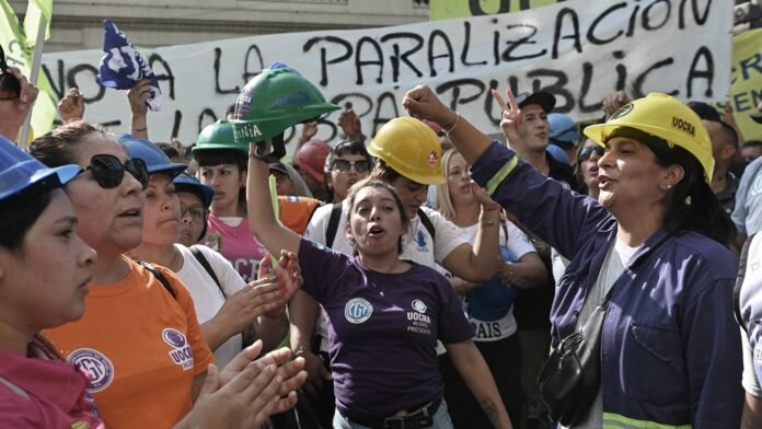 La filial porteña de la Uocra marchó a Trabajo para rechazar 300 despidos y suspensiones