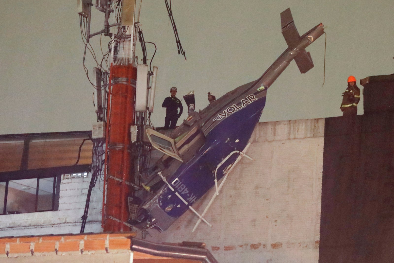 Fotografía un helicóptero que cayó en un edificio del barrio Manrique en Medellín - crédito Luis Eduardo Noriega/EFE