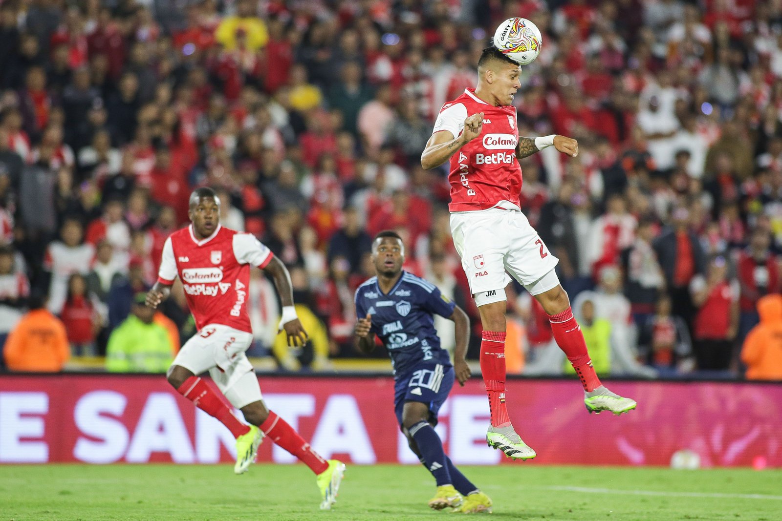 Independiente Santa Fe enfrentó a Junior de Barranquilla por la fecha 8 de la Liga BetPlay, en el estadio El Campin - crédito Colprensa/John Paz