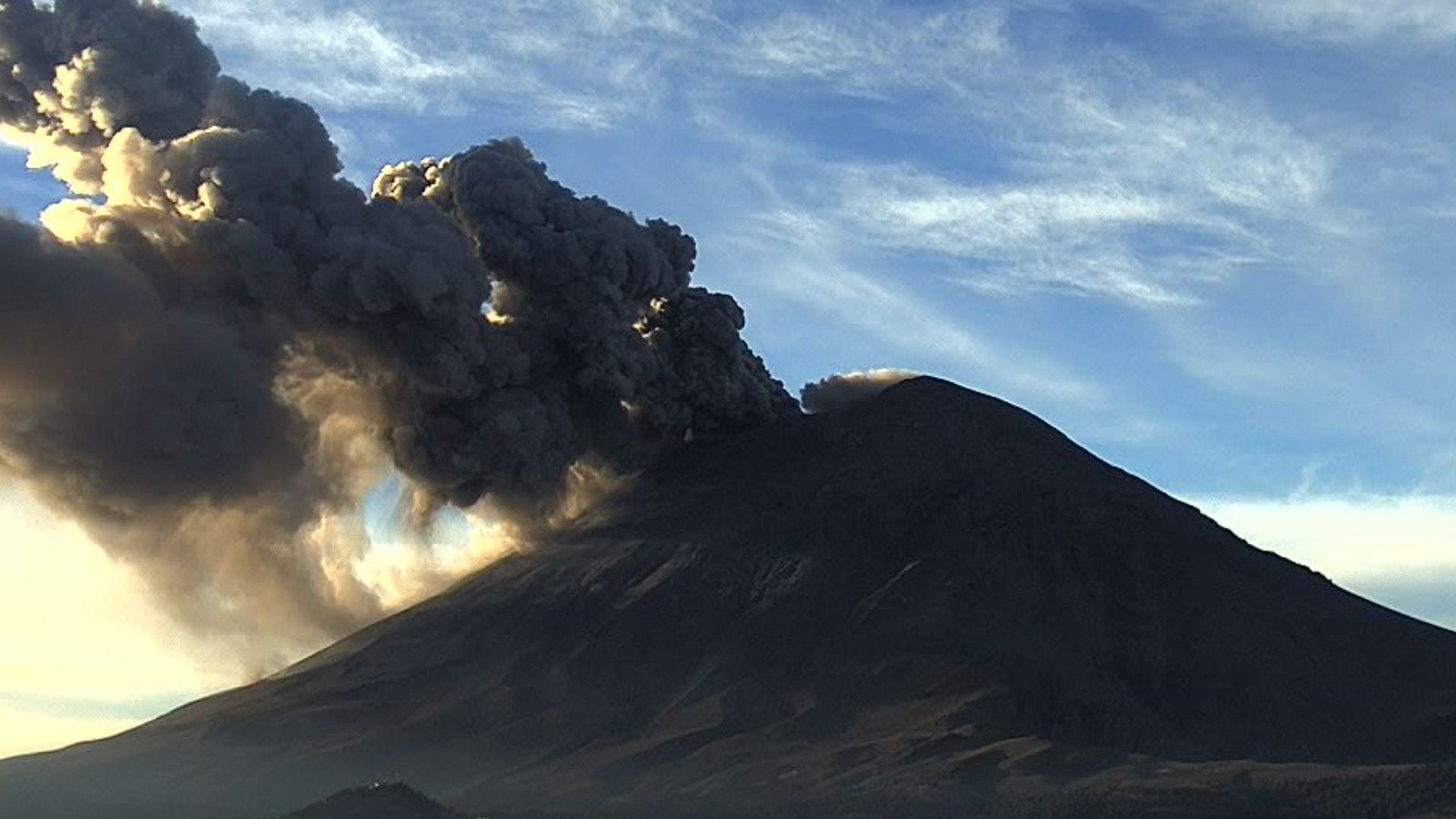 Imagen reciente del volcán Popocatépetl compartida por el Cenapred