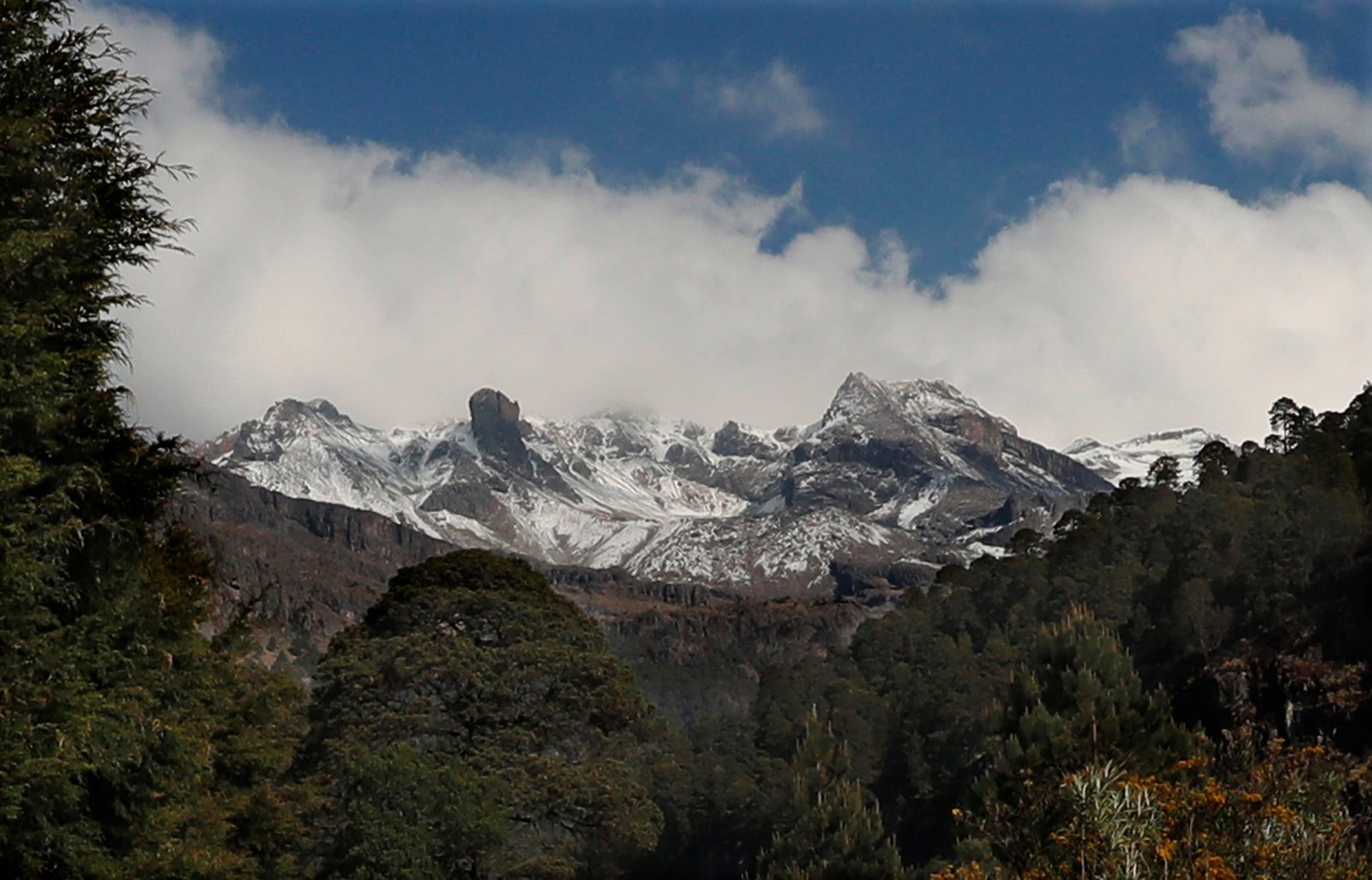 Vista del volcán Iztaccíhuatl desde Santiago Xalitzintla, México, el 3 de mayo de 2019. (Foto AP/Marco Ugarte, Archivo)