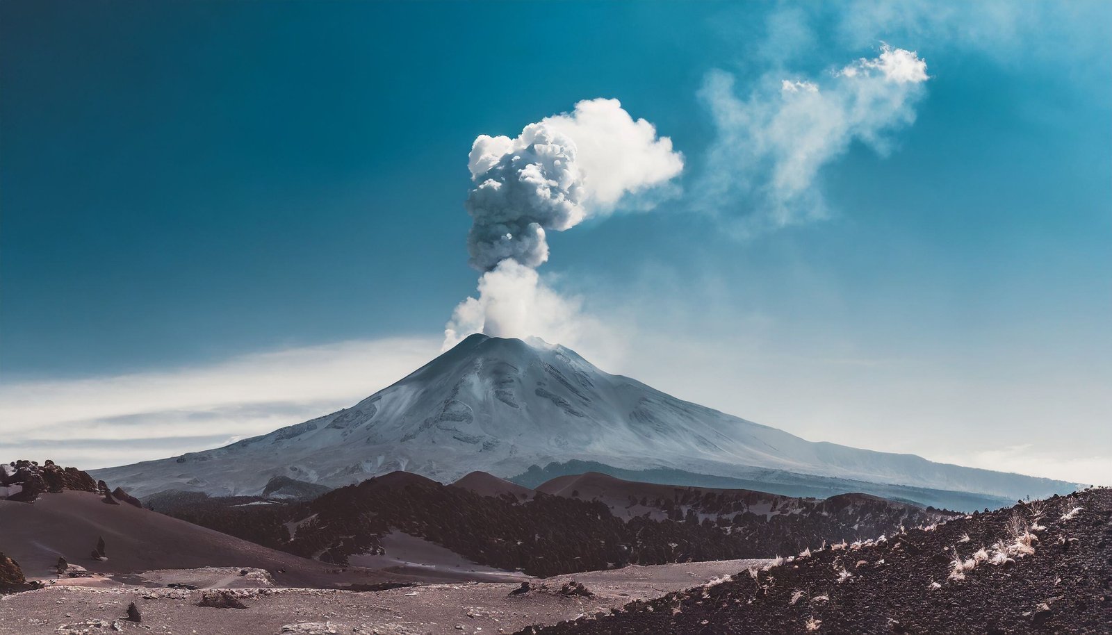 Volcán Popocatépetl
Erupción
Lava
Humo y cenizas
Actividad volcánica
Fenómeno natural
México
Peligro volcánico
Geología
Observación geológica Imagen que muestra la espectacular erupción del volcán Popocatépetl en México, con lava, humo y cenizas, destacando la magnitud de este fenómeno natural. - (Imagen ilustrativa Infobae)