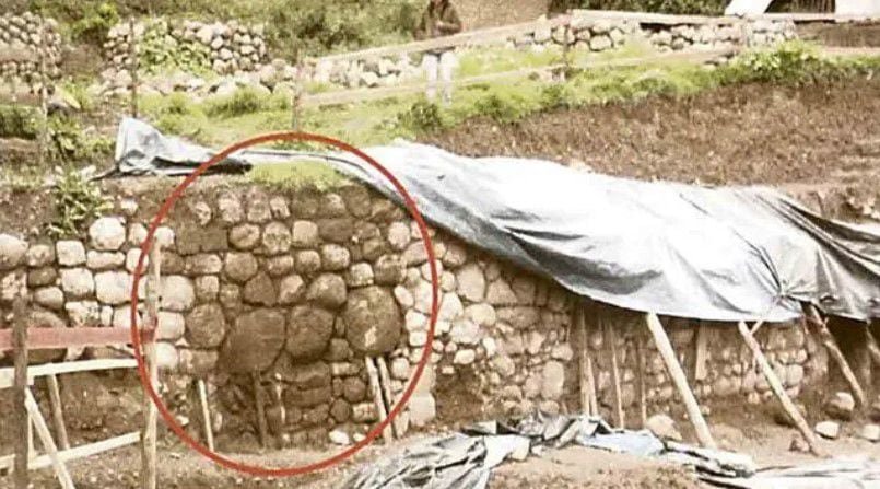 Tres casas, catalogadas como Patrimonio Cultural de la Nación y caracterizadas por ser estructuras de adobe de pequeño tamaño, contenían en su interior tres muros incas, elementos líticos y restos de la época colonial