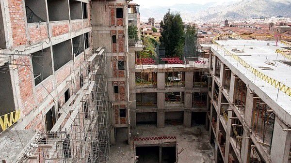 Antes de continuar la subida al Parque Arqueológico de Sacsayhuamán, la estructura inconclusa de lo que iba a ser un hotel de 10 pisos sigue vallada en la sexta cuadra de la calle Saphy, en Cusco. Su construcción costó la destrucción de unas ruinas incas con alto valor histórico