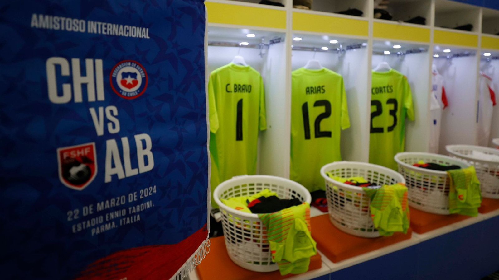 Selección de Chile compartió imágenes de su camerino previo al partido con Albania en Italia.