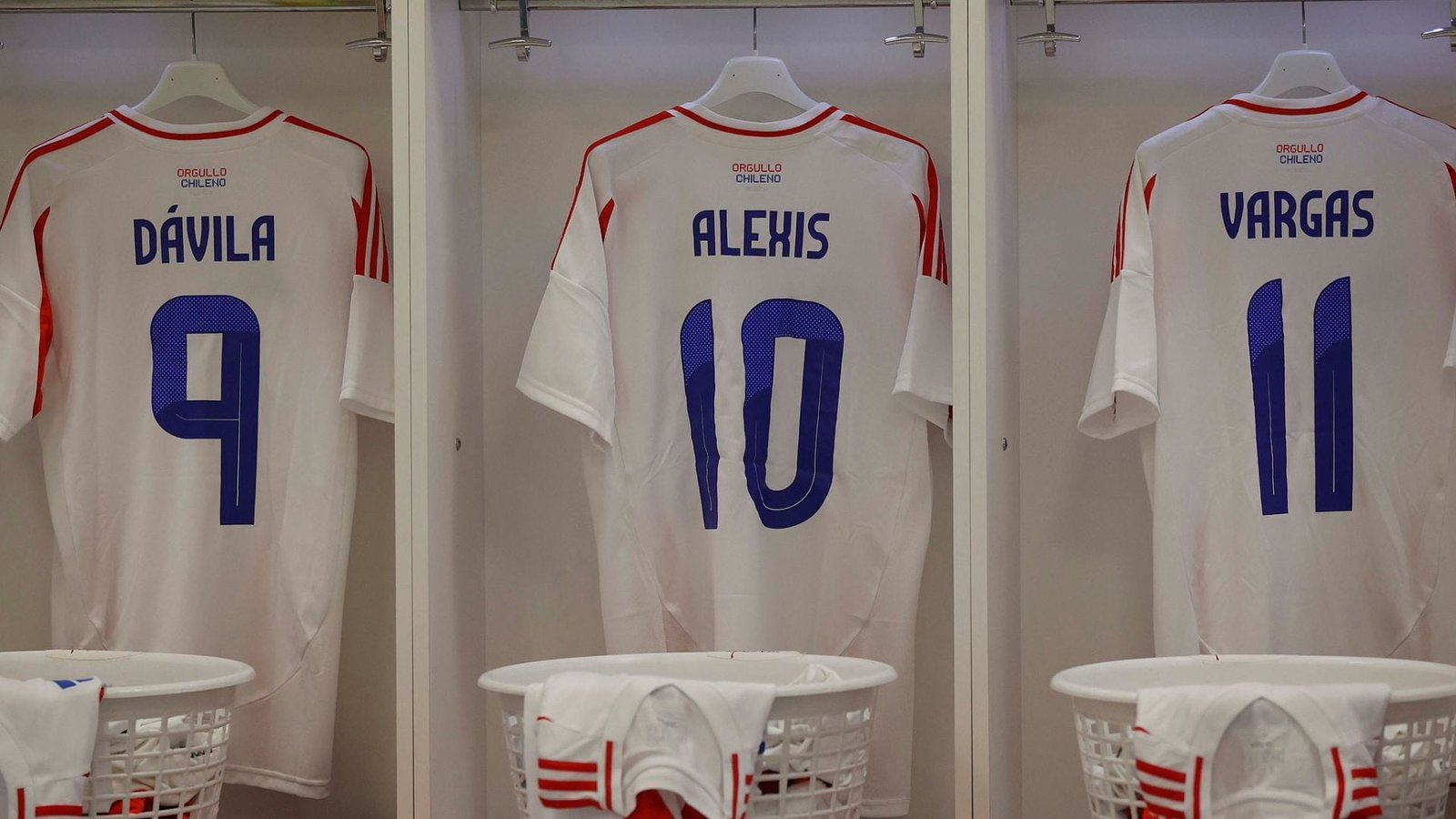 Selección de Chile compartió imágenes de su camerino previo al partido con Albania en Italia.