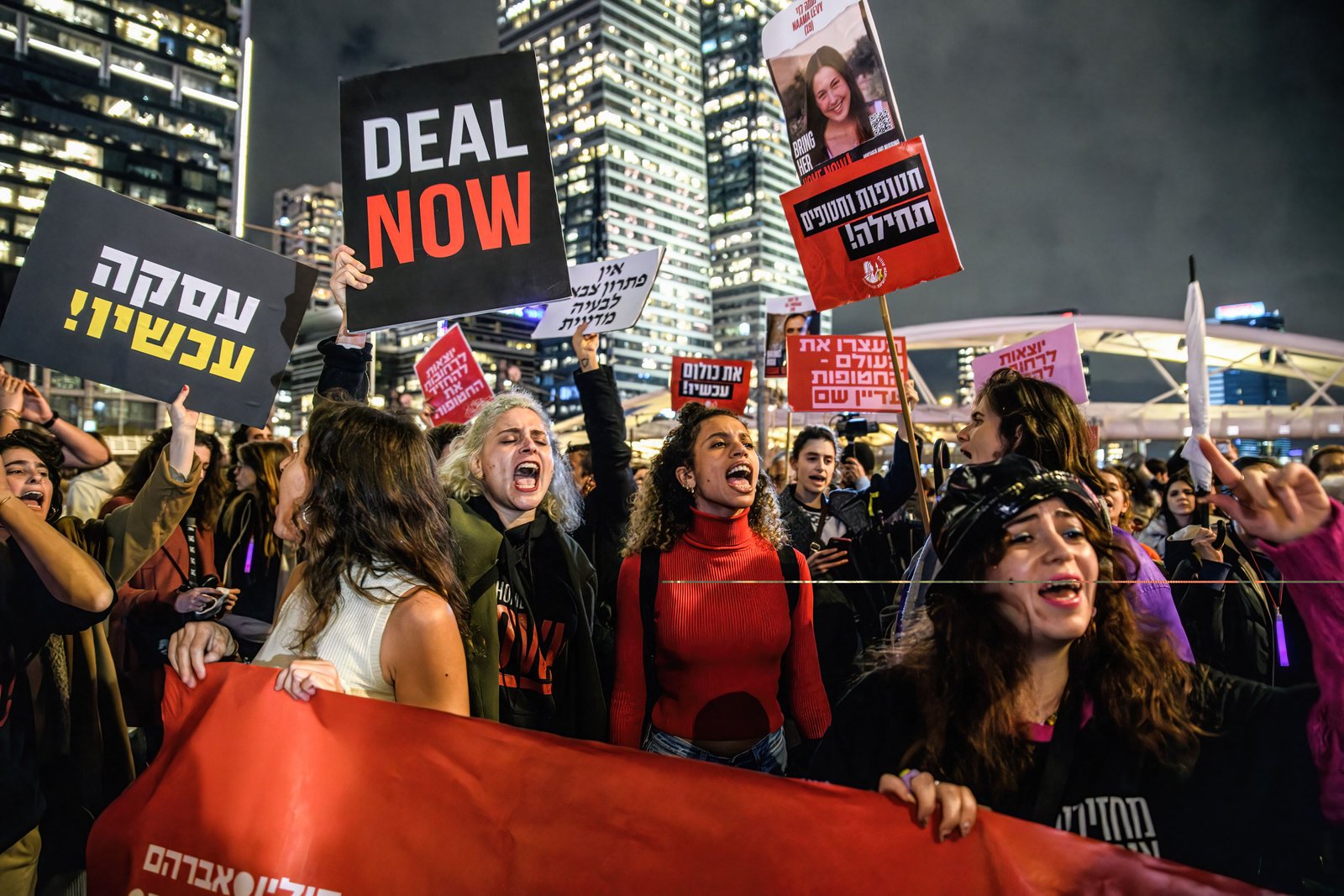 Mujeres israelíes bloquean una autopista en Tel Aviv exigiendo un acuerdo inmediato sobre los rehenes y un alto el fuego. Europa Press/Contacto/Matan Golan/Archivo 