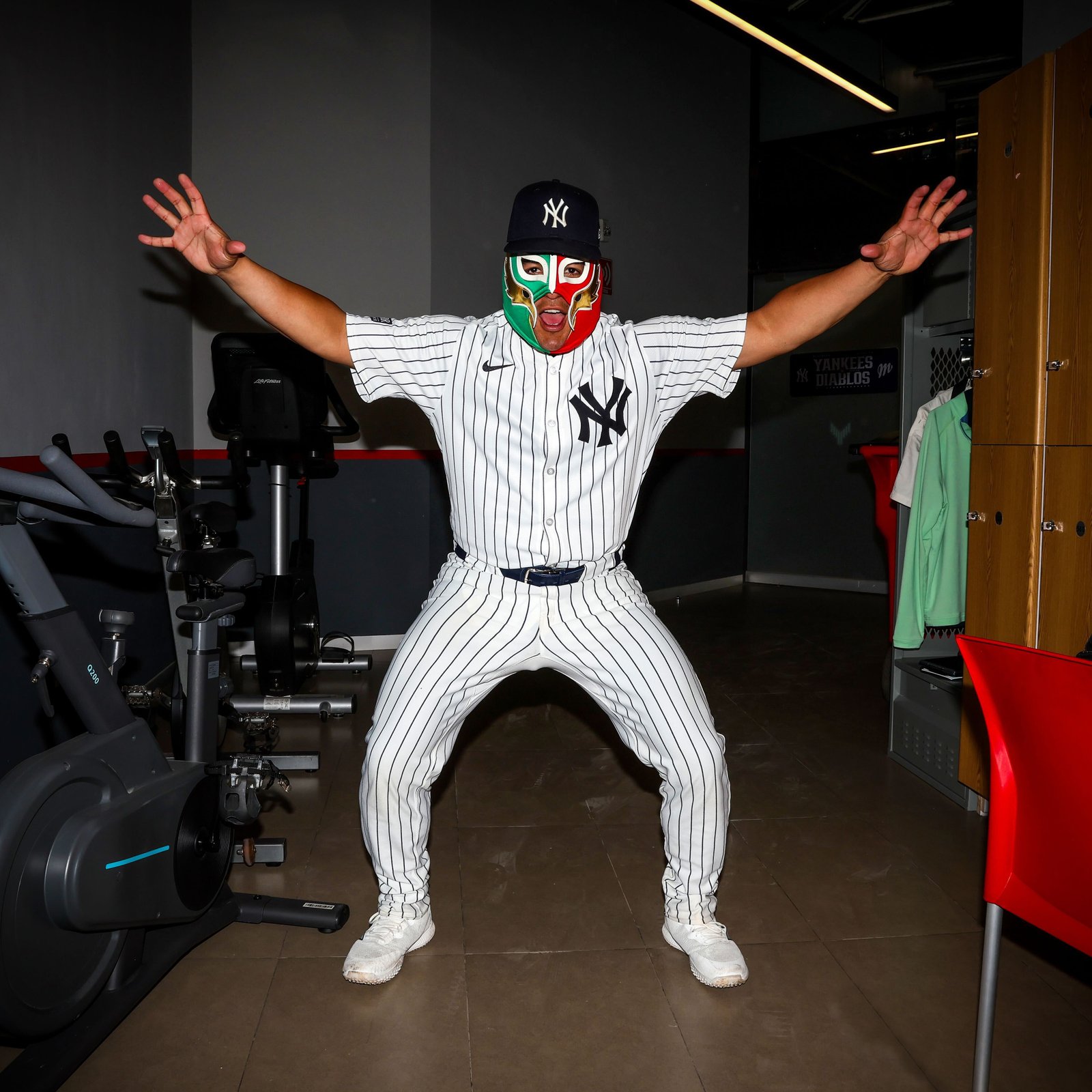 Jose Trevino en los vestidores con una máscara (@Yankees)