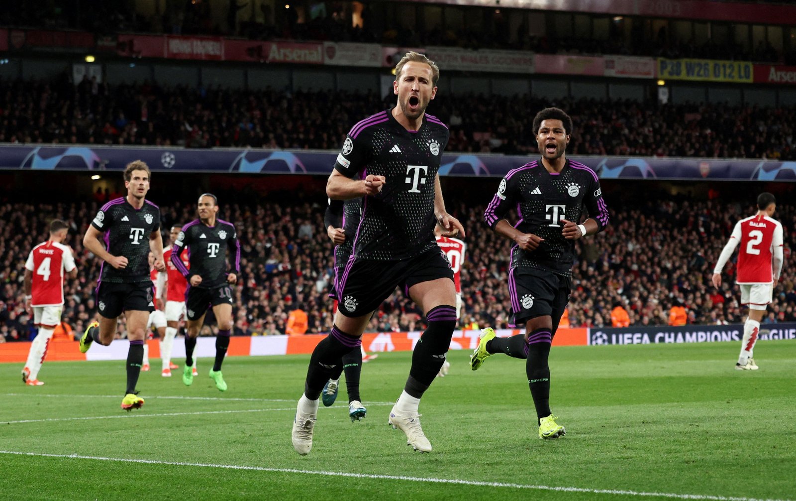 Harry Kane festeja el gol de penal del Bayern Múnich ante el Arsenal por la ida de los cuartos de final de la Champions (REUTERS/David Klein)
