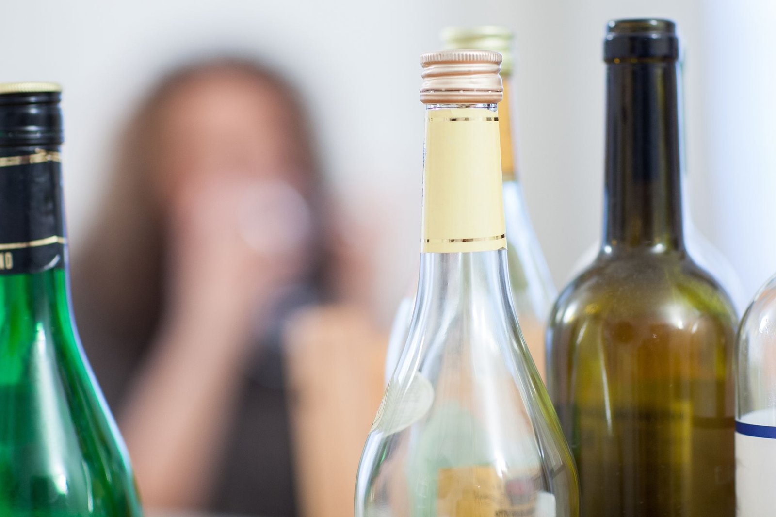 ILUSTRACIÓN - El alcoholismo de un familiar no es siempre tan visible para los que rodean a la persona afectada. Foto: Christin Klose/dpa