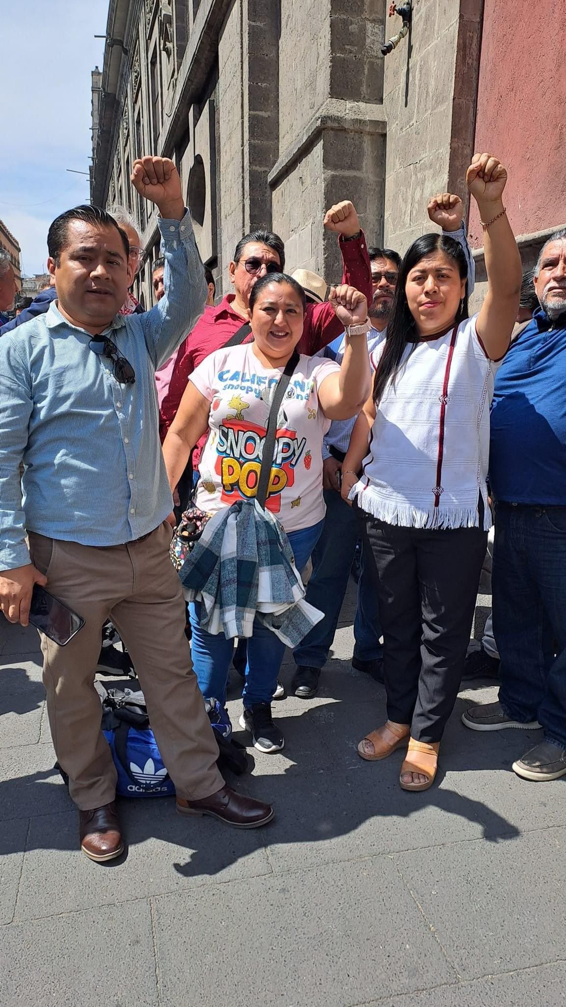 Foto de la Comisión Nacional Única de Negociación (SNUN) de la CNTE antes de entrar a Palacio Nacional para dialogar con AMLO
