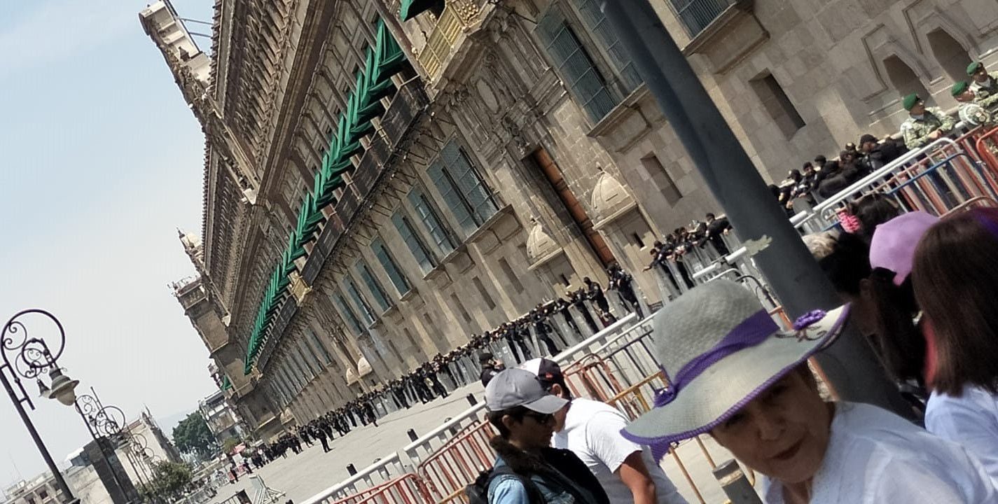 Llega marcha de la CNTE al Zócalo blindado por policías de la CDMX