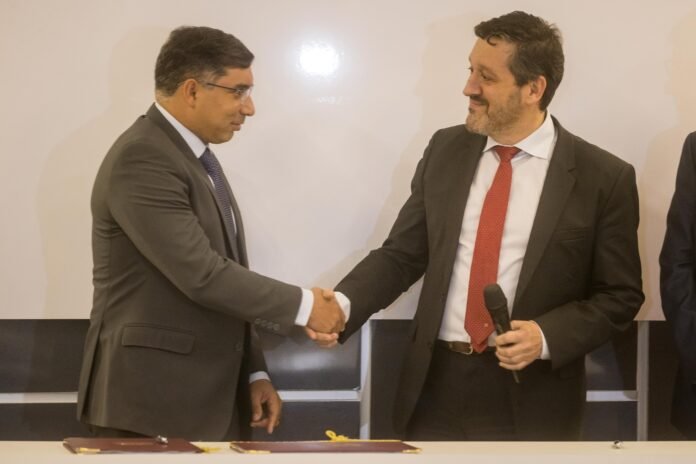 Pdvsa y Repsol acuerdan ampliar la explotación de campos en una empresa petrolera conjunta