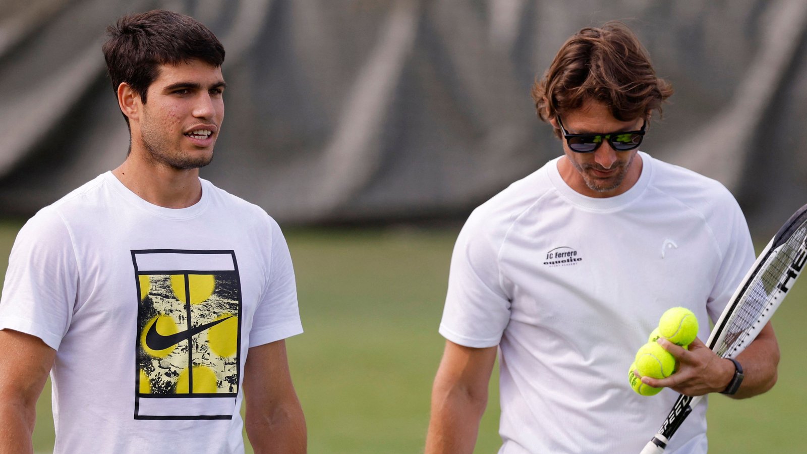 Alcaraz junto a Juan Carlos Ferrero durante un entrenamiento previo a Wimbledon (REUTERS).