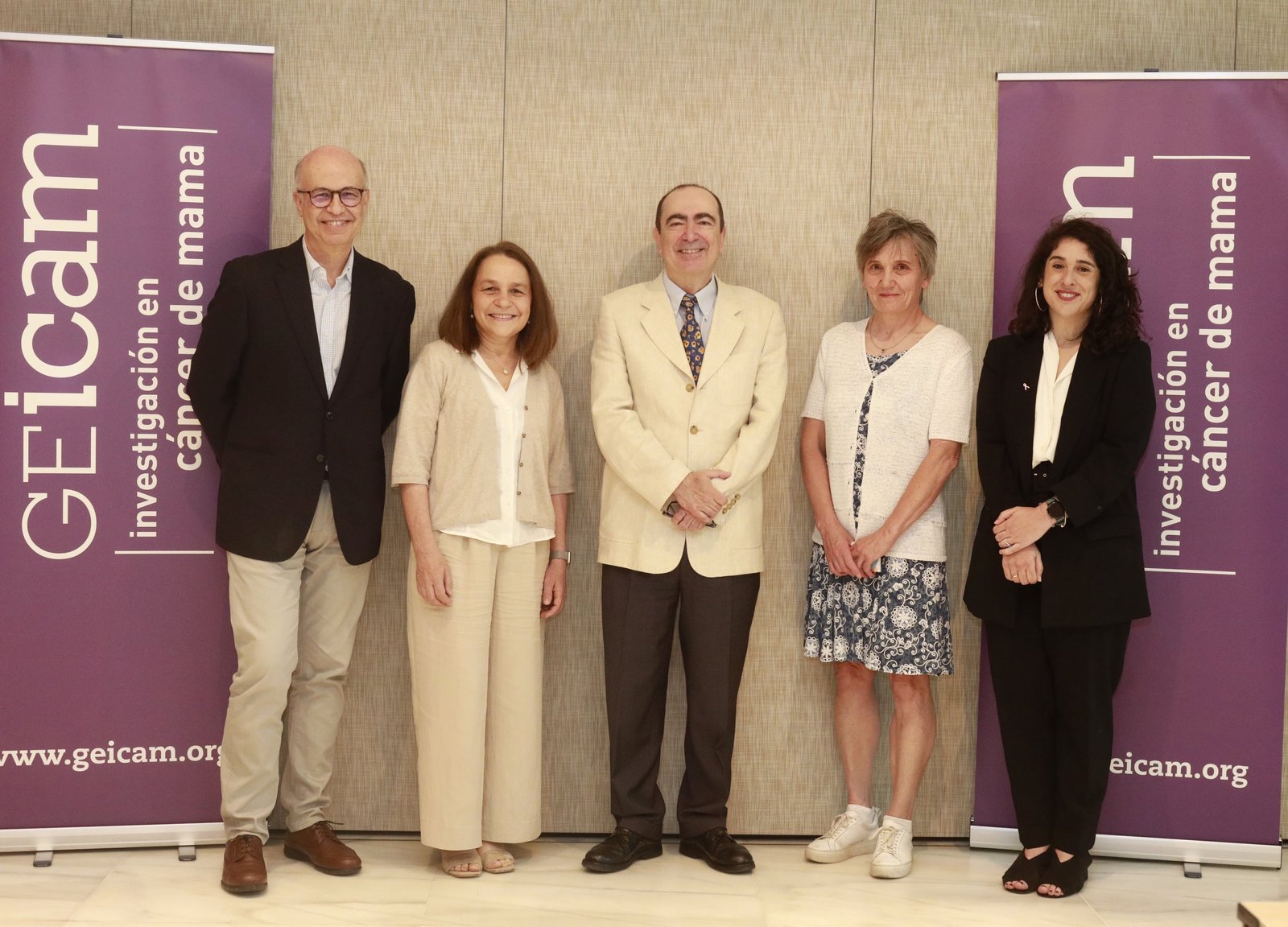Los doctores Sánchez Méndez, García-Closas, Alés y Hofvind con la representante de la Federación Española del Cáncer de Mama, Paula González, en la presentación de la Revisión Anual de Avances en Cáncer de Mama (GEICAM)