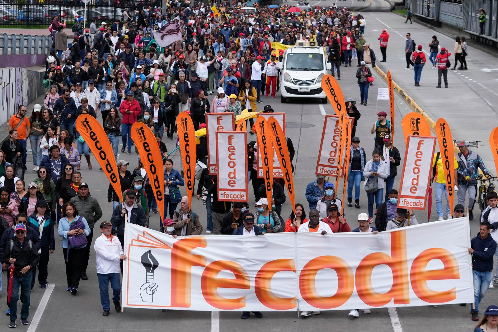 Los profesores sindicalizados protestaron en contra del proyecto de ley estatutaria de educación - crédito Fernando Vergara/AP Foto